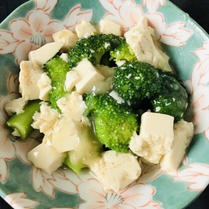 レシピを参考にして作ってみました。豆腐とブロッコリーでしっかり栄養が摂れるヘルシーな一品ですね。とろみのついたあんに生姜の風味が効いていて美味しく頂けました。
